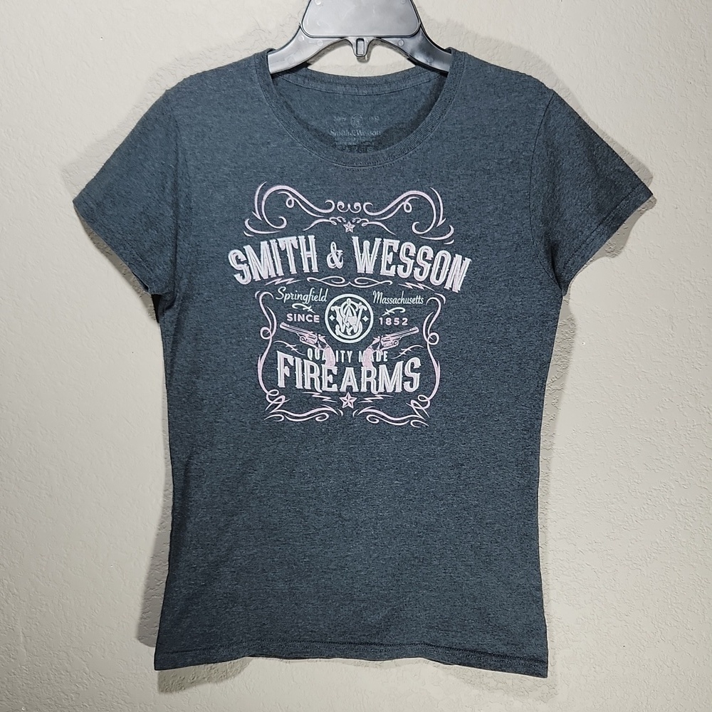 Smith & Wesson Top Womens Size S gray has flaw graphic tee